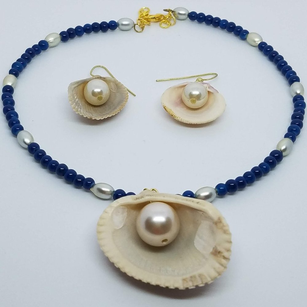 Shell and Pearl Collar Length Necklace